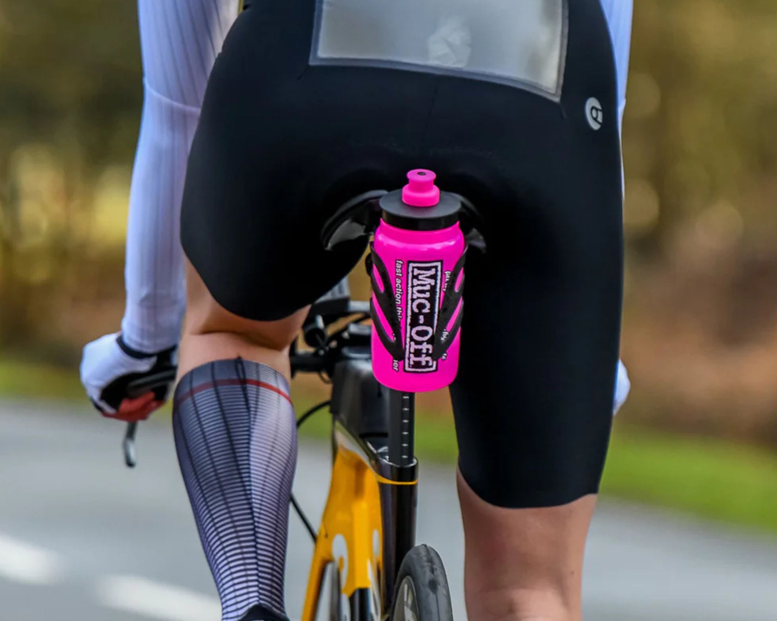 Muc-Off Pink Custom Fly Water Bottle - 550ml - Image 2