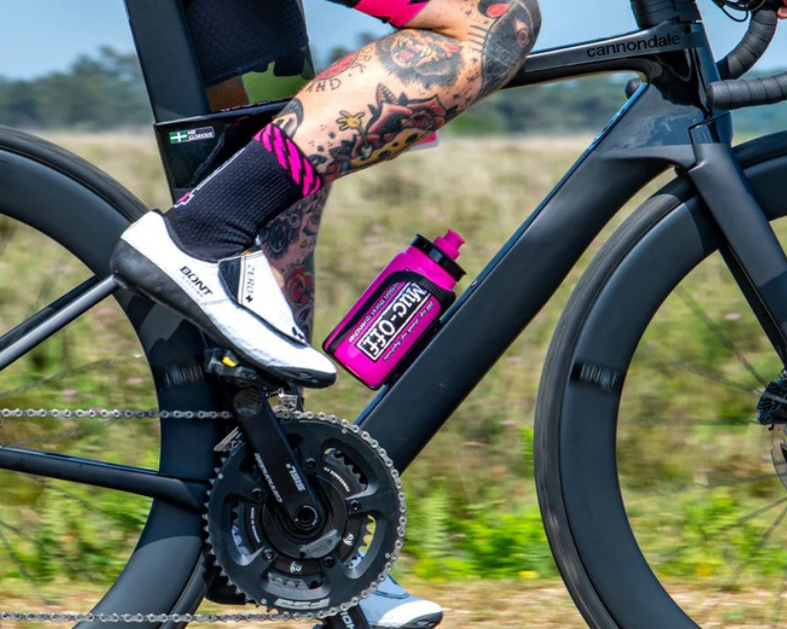 Muc-Off Pink Custom Fly Water Bottle - 550ml - Image 3