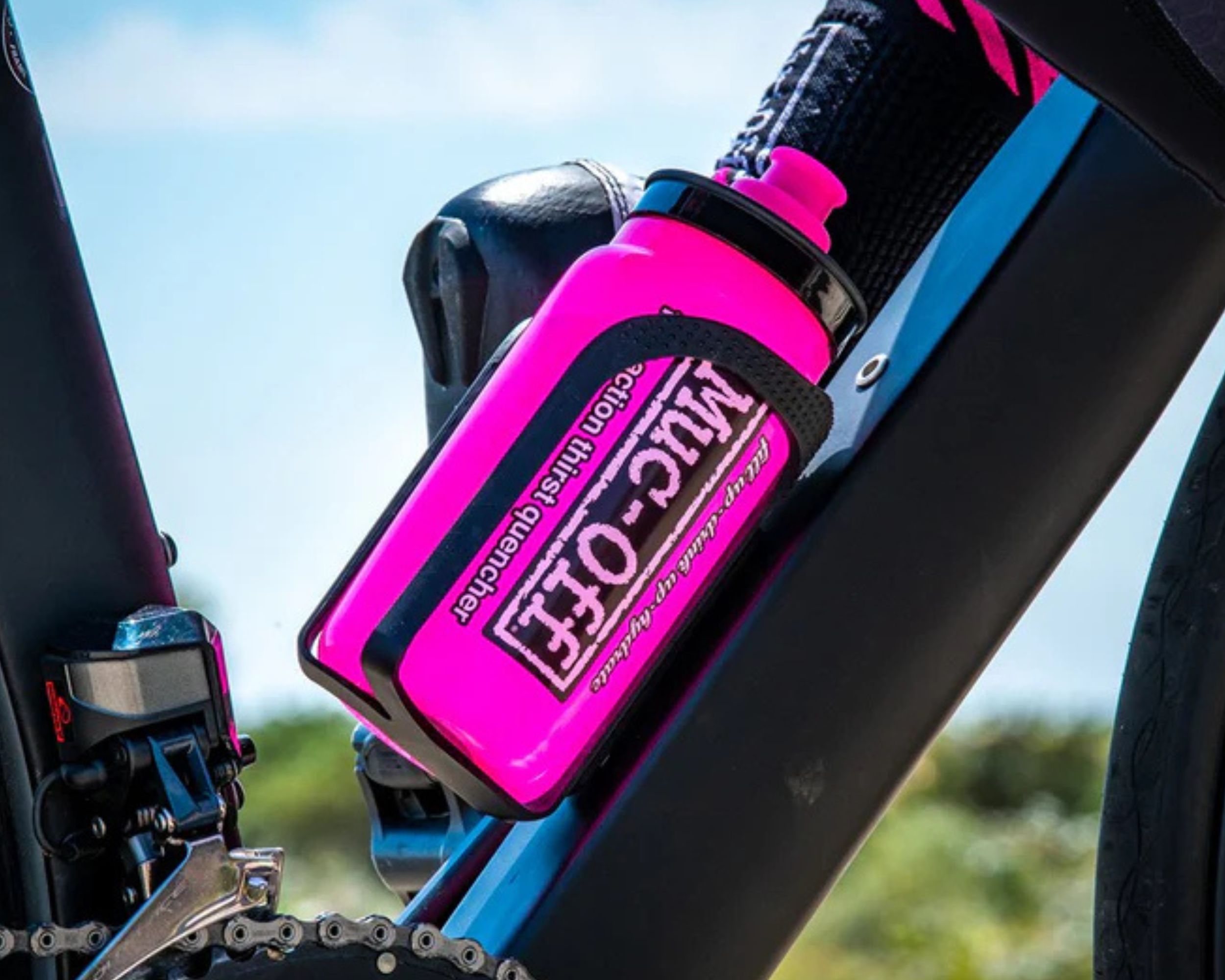 Muc-Off Pink Custom Fly Water Bottle - 550ml - Image 4